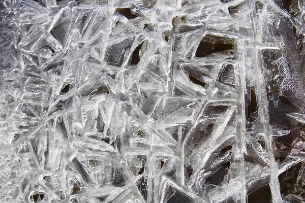 Kryształki lodu uformowane na skraju wody z czarnym tłem — Zdjęcie stockowe