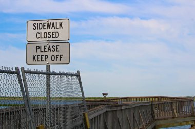 Kaldırım kapalı, lütfen bir kaldırım kapanış işaret uzakta tutmak
