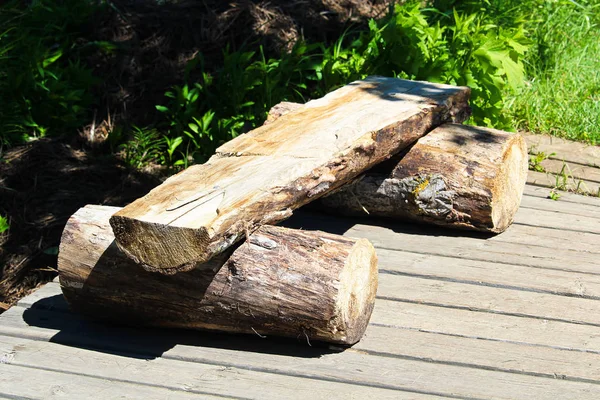 A split log wooden bench on a boardwalk trail — Stock Photo, Image