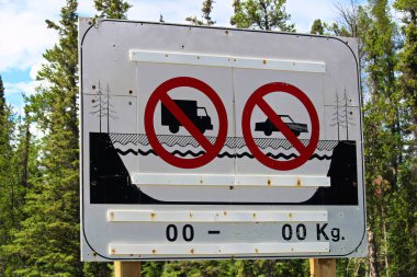 Buz yollar kapalı gösteren bir işaret