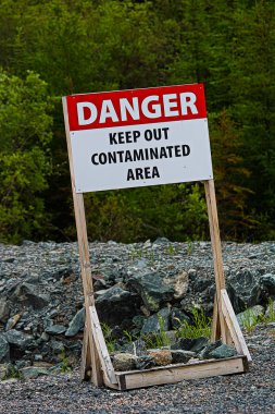 Bir tehlike tutmak kayalık zeminde kirli bölgeye işaret dışarı