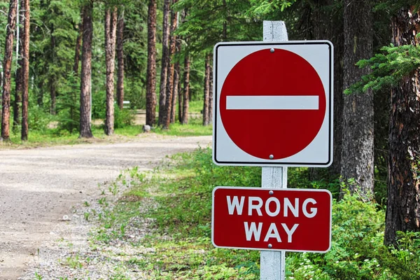 A Geef geen, verkeerde manier ondertekenen naast een onverharde weg — Stockfoto