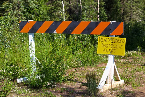 A barricade with a handwritten sign that the road is closed — Stock Photo, Image