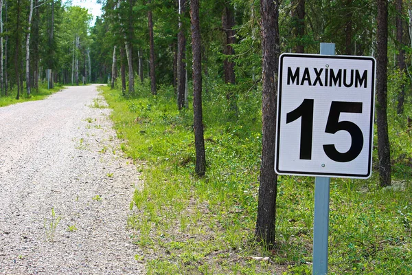 Bir çakıl yol boyunca en fazla 15 hız sınırı işareti. — Stok fotoğraf