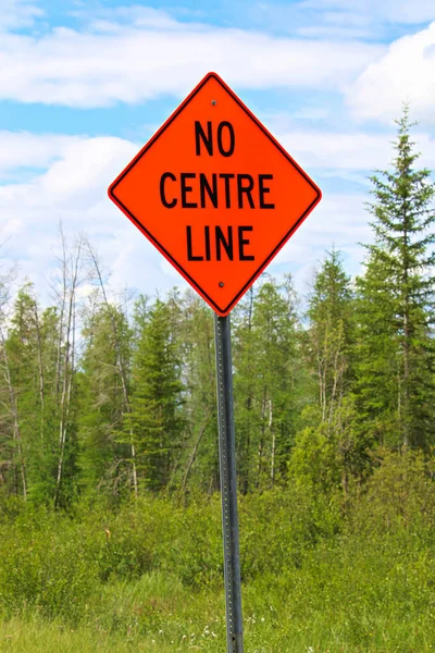 Een geen centrum lijn bord met bomen op de achtergrond — Stockfoto