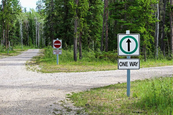 Bir yolu ve yanlış bir şekilde bir ülke yol kavşak tarafından işaret — Stok fotoğraf