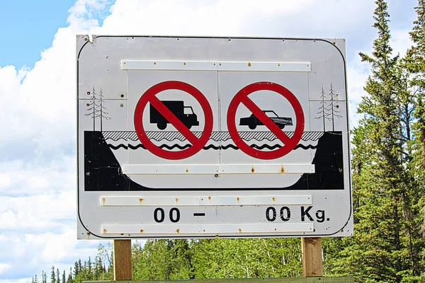 Buz yollar kapalı gösteren bir işaret