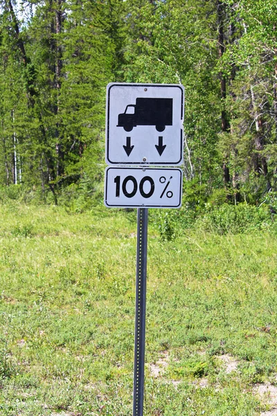Дорожный знак, указывающий на то, что в настоящее время нет ограничений по нагрузке — стоковое фото