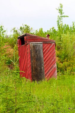 Kırmızı bir evin dışında boyunca bir yürüyüş iz