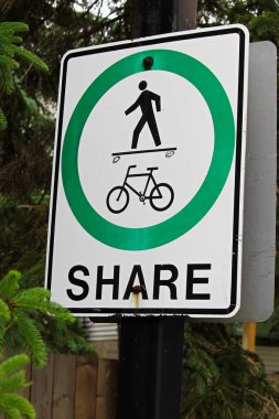 Yaya bir bisikletçi paylaşmak yerine bir kaykaycı göstermek için tahrip yol işareti