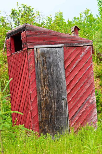 Detailní záběr na červené WC na turistické stezce — Stock fotografie