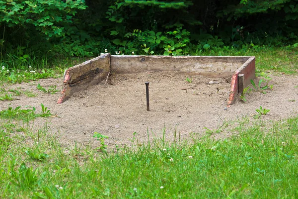 Paletti di ferro di cavallo in una zona sabbiosa — Foto Stock