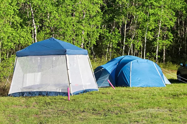 Camping avec une tente et ayant un écran anti-insectes pour se retirer — Photo