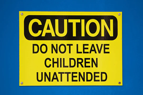 Let op Meld niet laat kinderen op een blauwe achtergrond — Stockfoto