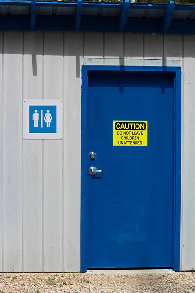 A와 멀티 성별 화장실 어린이 떠나지 무인된 경고 — 스톡 사진