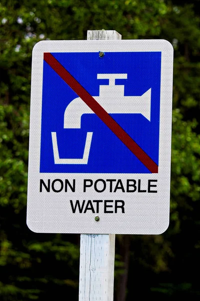 Primer plano de una señal de agua no potable — Foto de Stock
