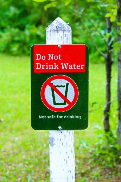 A no beber signo de agua con un fondo verde — Foto de Stock