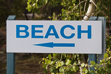 Bir mavi plaj işaret bir yön oklu