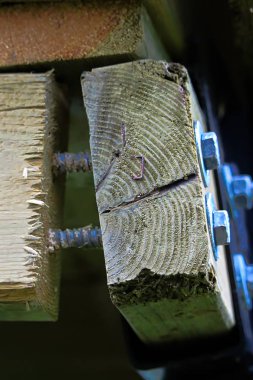 Gecikme cıvata bir destek köşesine çekti