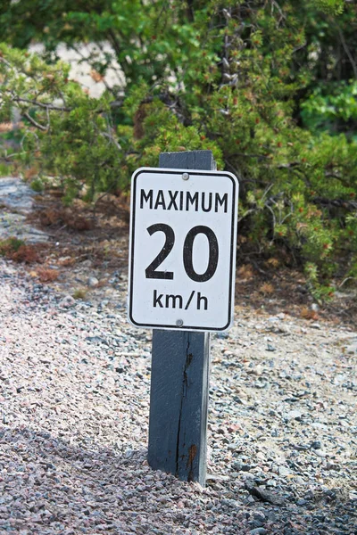 A maximális 20 km per órás jel mentén a kavicsos úton — Stock Fotó