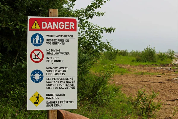 Bir tehlike işareti üzerine çeşitli beach kuralları ile