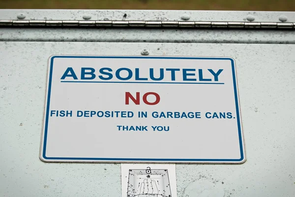 절대적으로 아무 생선 쓰레기에 로그인 할 수 있습니다. — 스톡 사진