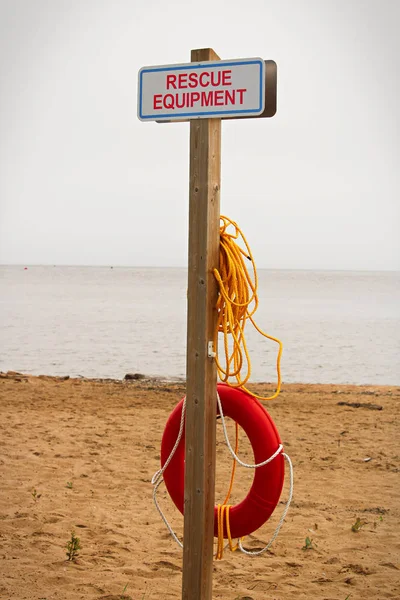 Une station d'équipement de sauvetage sur une plage publique — Photo