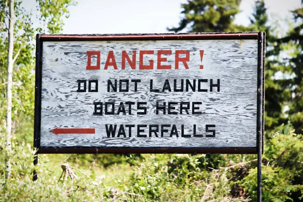 Un danger ne lancez pas de bateaux signe — Photo