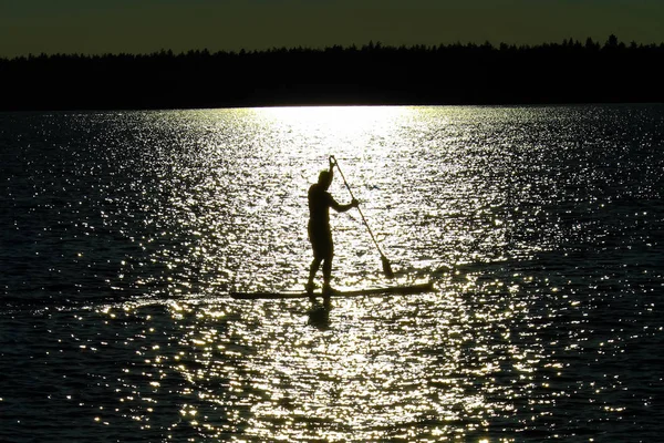 Sylwetki człowieka Wiosłowanie na jeziorze Saskatchewan — Zdjęcie stockowe