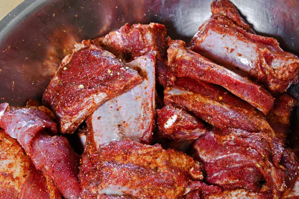 Metal bir kase kaburga için uygulanan bir kuru rub