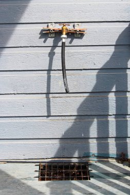 Bir binanın yan tarafında bir su musluk