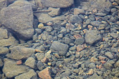 Yarık kaplı taş suda bozuk görünümü