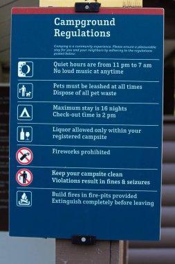 Çeşitli kurallara sahip bir kamp yönetmeliği işareti