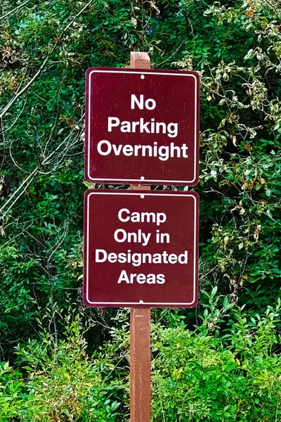 No hay estacionamiento durante la noche, campamento en áreas designadas signo —  Fotos de Stock