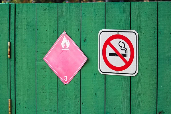 No fumar junto a una señal de peligro inflamable de categoría 3 — Foto de Stock