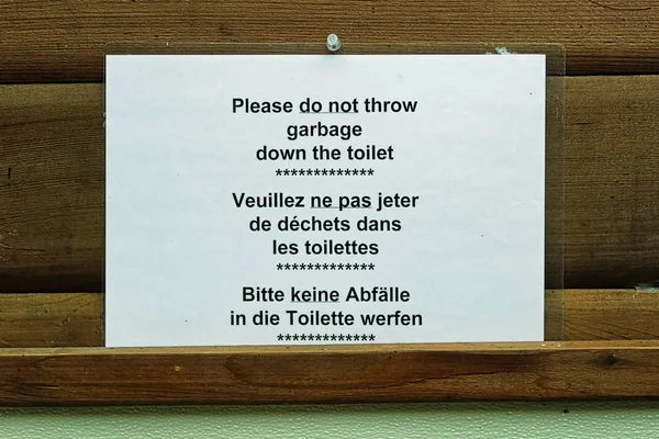 Çöpleri tuvalete atmamak isteyen tabela