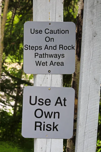 Tenga cuidado en los pasos y rocas signo —  Fotos de Stock