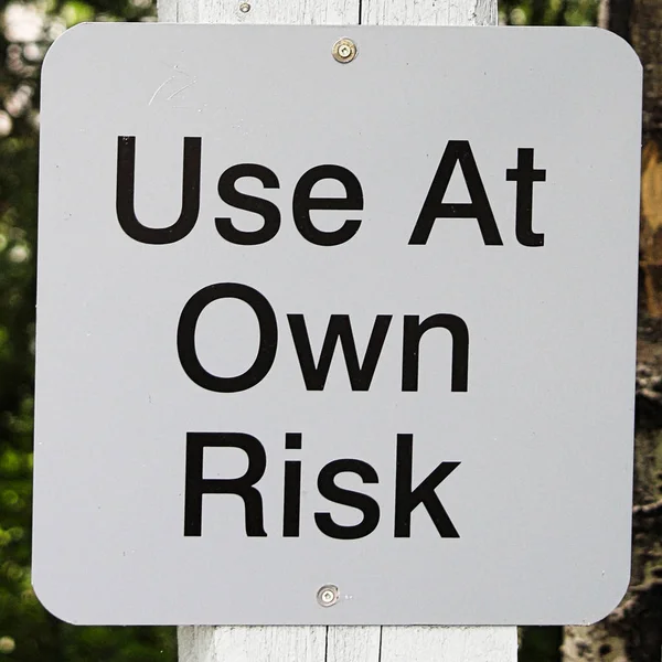 Primer plano de un uso con signo de riesgo propio —  Fotos de Stock