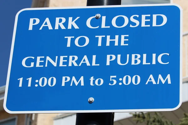 Parque cerrado al público en general signo —  Fotos de Stock