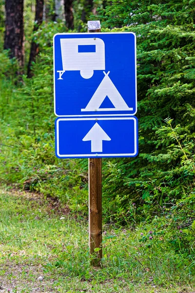 Niebieski informacji znakiem wskazującym, camping naprzód — Zdjęcie stockowe