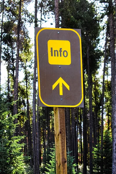 Een teken informatie vooruit in een park — Stockfoto
