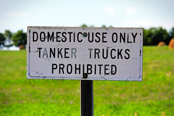 Uso doméstico solo camiones cisterna Signo prohibido — Foto de Stock