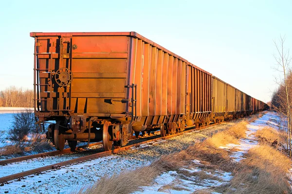 Üzerinde altın güneş ışığı olan bir pistte oturan bir tren — Stok fotoğraf