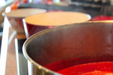 Bir domates sos yükselen su buharı