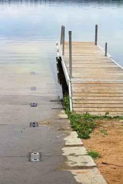 Çimento blok tarafında bir tekne denize indirmek