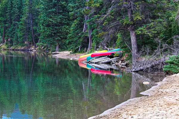 Canoas alineadas en un muelle a lo largo de un lago — Foto de Stock