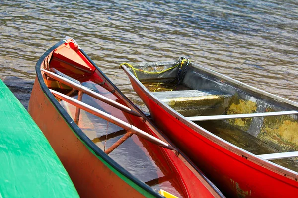 Dos canoas llenas de agua en la orilla — Foto de Stock