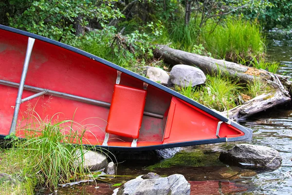 O arco de um barco de linha prestes a ser colocado na água — Fotografia de Stock