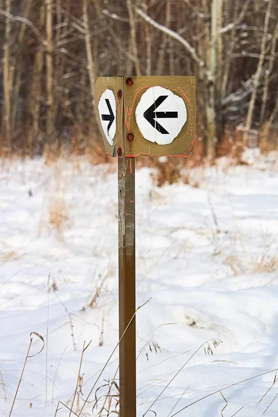 Biała strzałka kierunku znak wzdłuż ścieżki piesze wycieczki — Zdjęcie stockowe