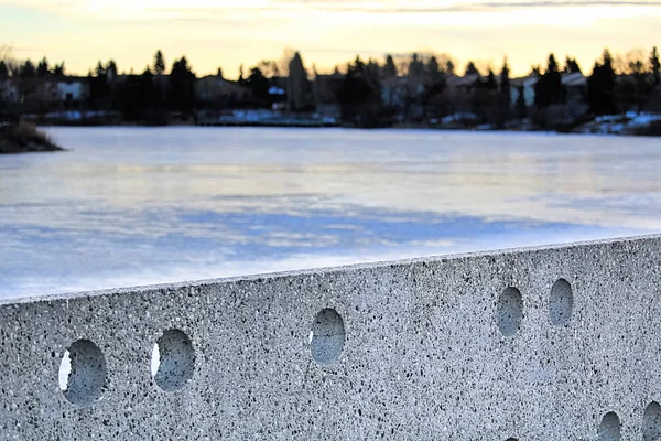 Mur de ciment au lac Beaumaris Edmonton pendant l'hiver — Photo